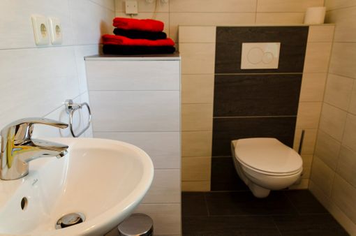 Blick in das moderne Badezimmer