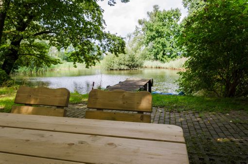 Sitzecke im Freien mit Blick über den See